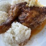 Pečené kuracie stehno s ryžou na tanieri