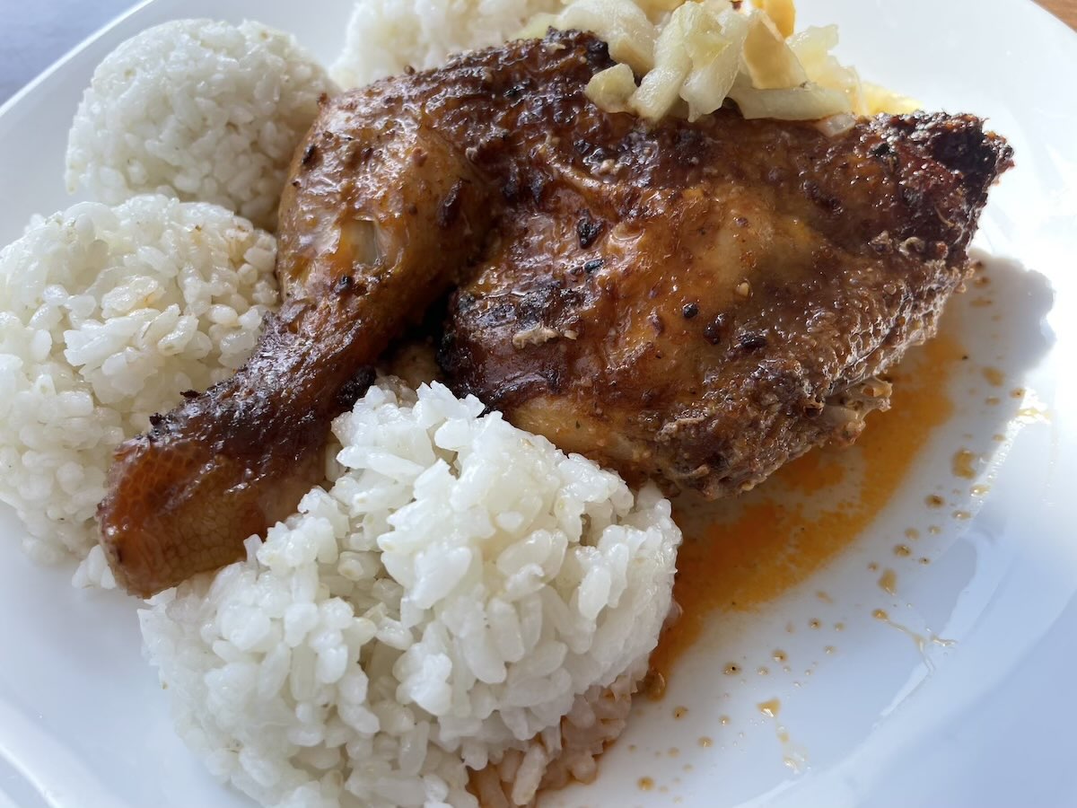 Pečené kuracie stehno s ryžou na tanieri