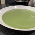 Krémová polievka z medvedieho cesnaku na tanieri – jednoduchý domáci recept