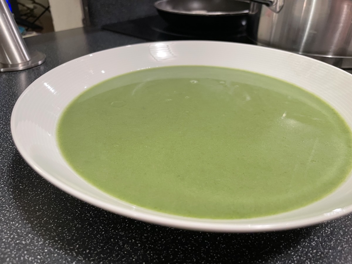 Rýchla krémová polievka z medvedieho cesnaku