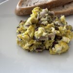 Praženica s cibuľou (jednoduchý recept na rýchle raňajky) Praženica s červenou cibuľou podávaná s čerstvým chlebom