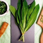 medvedí cesnak recepty príprava a spracovanie listov na kuchynskej doske