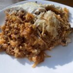 Rýchla koložvárska kapusta s mletým mäsom, ryžou a kyslou kapustou na tanieri