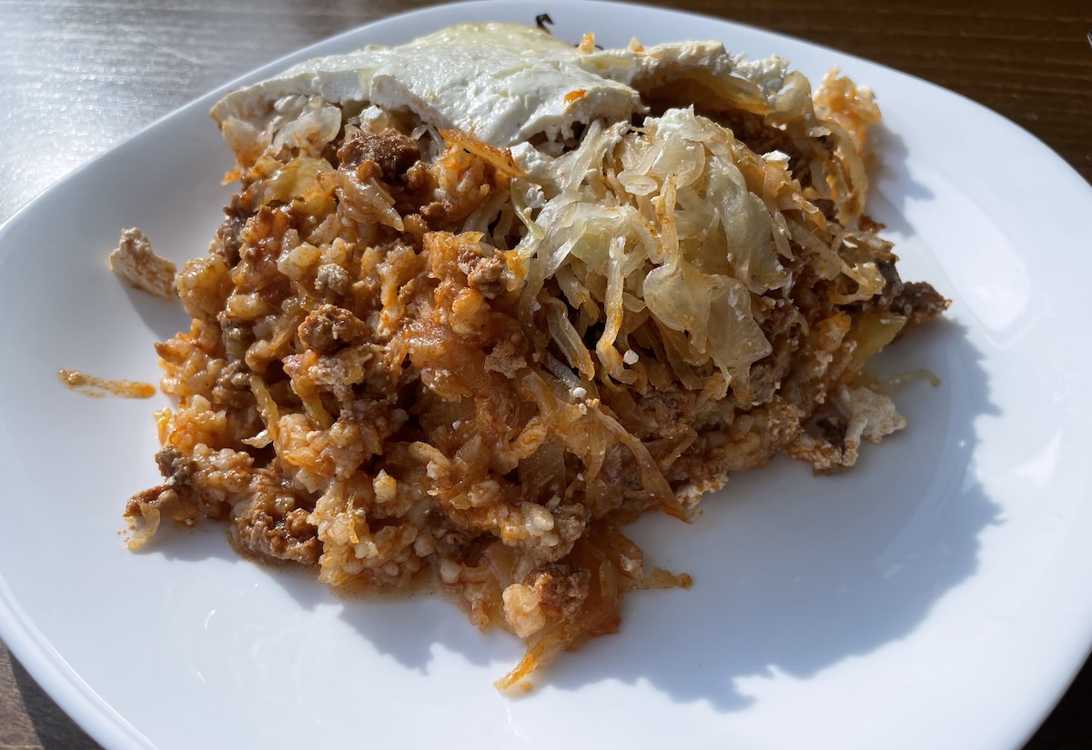 Rýchla koložvárska kapusta s mletým mäsom, ryžou a kyslou kapustou na tanieri