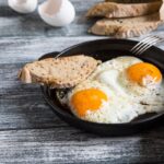 Volské oko na panvici s chlebom – rýchle raňajky z vajec