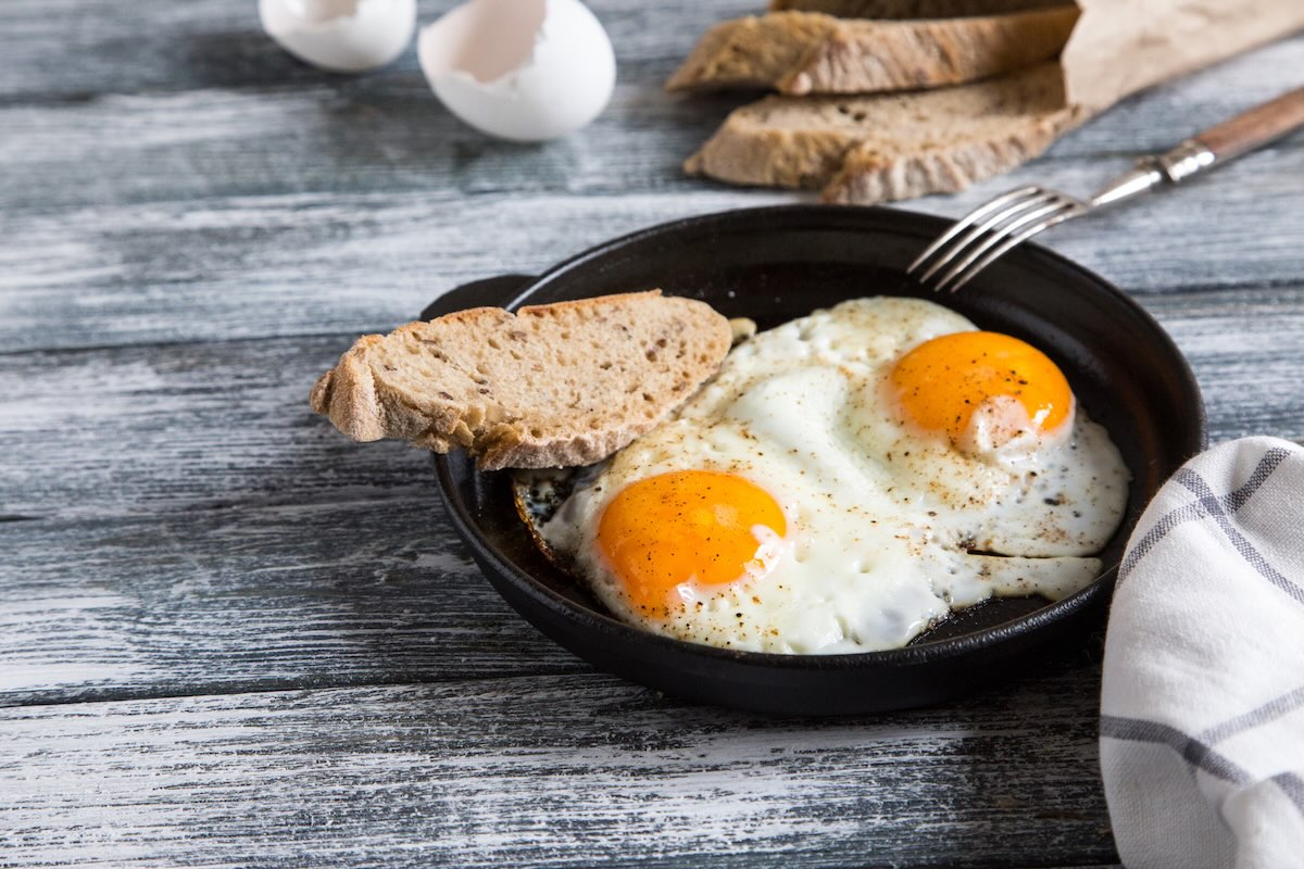 Volské oko na panvici s chlebom – rýchle raňajky z vajec
