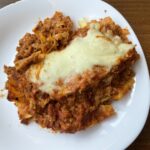 Jednoduché výborné lasagne na bielom tanieri