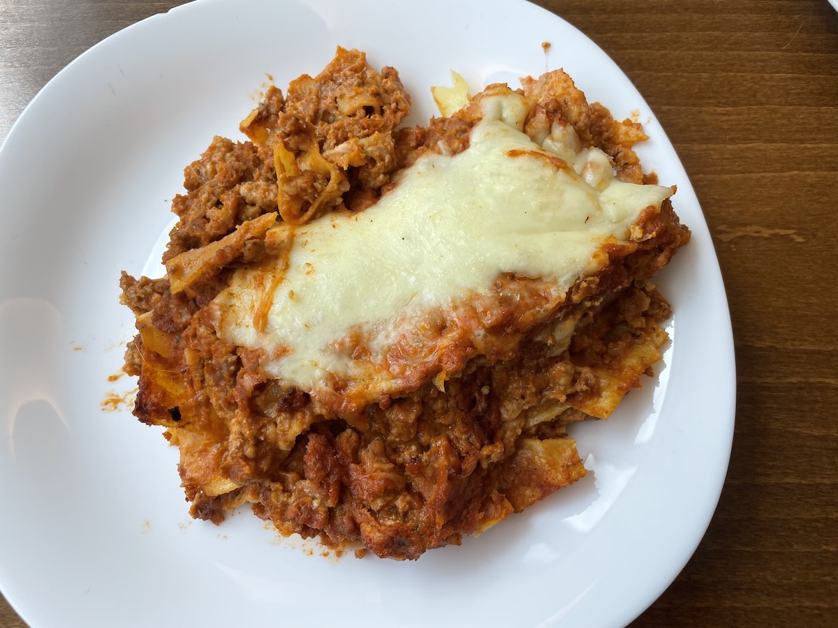 Jednoduché výborné lasagne na bielom tanieri