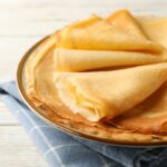 Jemné domáce palacinky naukladané na tanieri