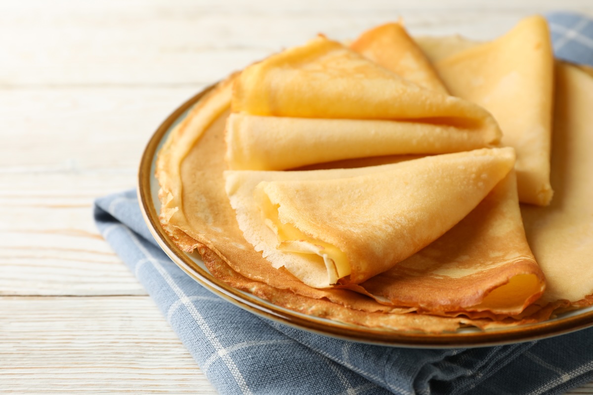 Jemné domáce palacinky naukladané na tanieri