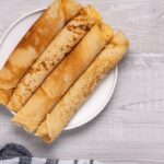 Tenké domáce palacinky stočené do roliek na bielom tanieri