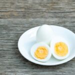 Uvarené vajcia v miske ako ilustračná fotka k článku o tom, ako dlho vydržia v chladničke
