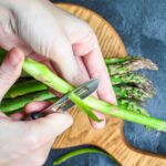 Šúpanie zelenej špargle škrabkou na zeleninu krok za krokom