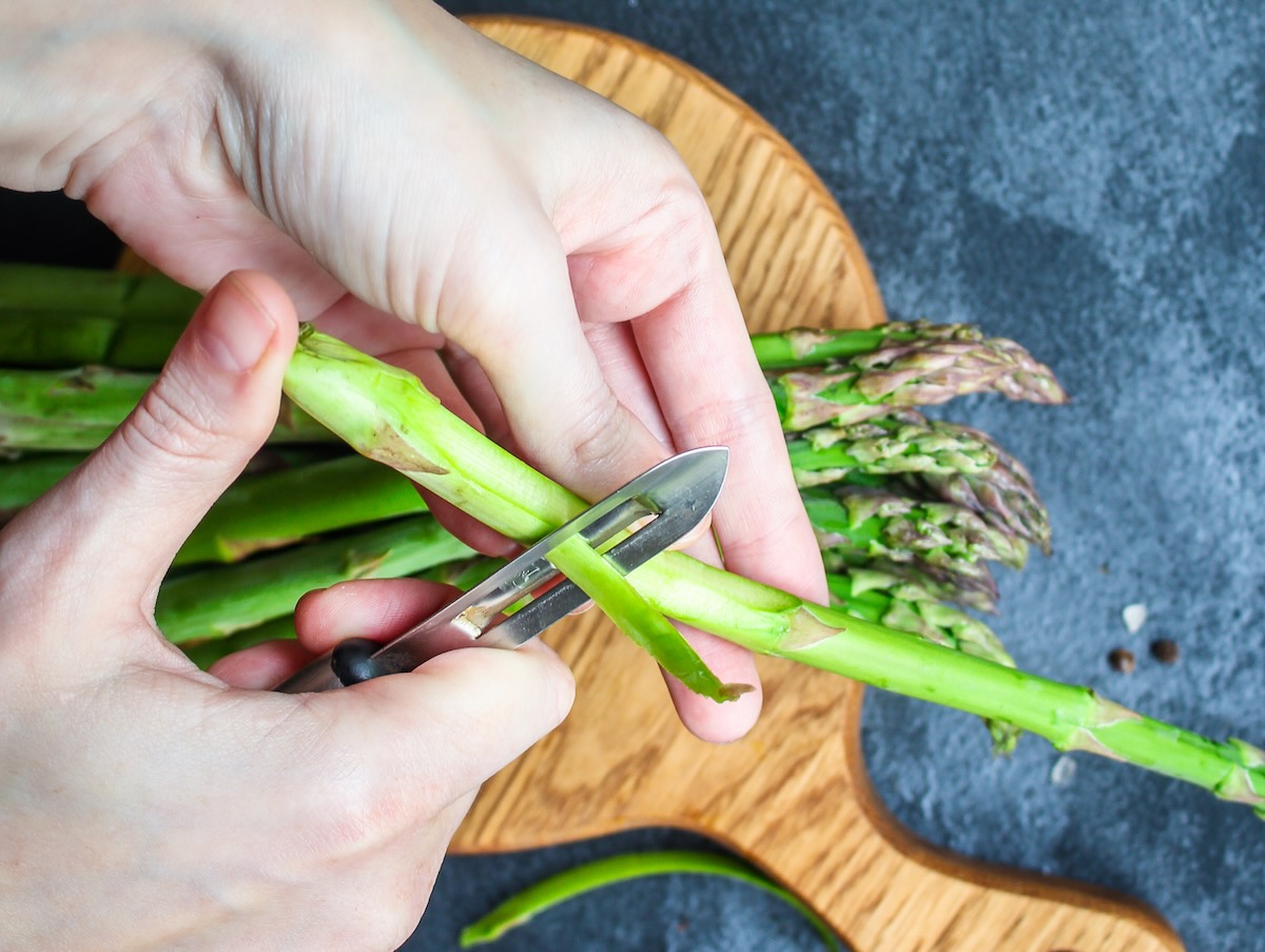 Šúpanie zelenej špargle škrabkou na zeleninu krok za krokom