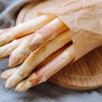 Biela špargľa: 3 jednoduché recepty, ako ju pripraviť Čerstvá biela špargľa pripravená na spracovanie na drevenom stole