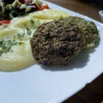 Brokolicové fašírky so zemiakovou kašou a zeleninovým šalátom