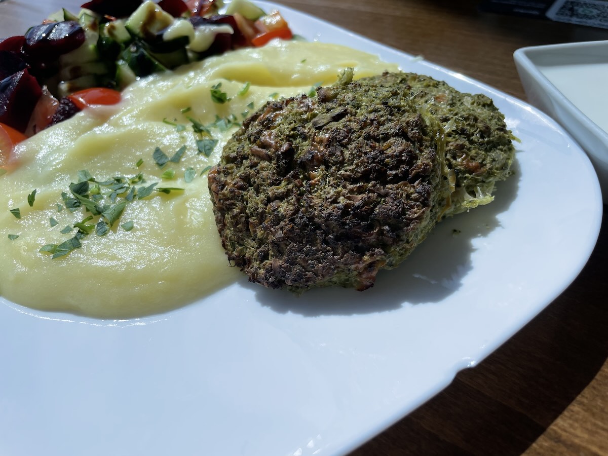 Brokolicové fašírky so zemiakovou kašou a zeleninovým šalátom