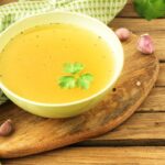 Cesnačka – recept na domácu čírú cesnakovú polievku Čírá cesnačka v miske ozdobená petržlenovou vňaťou