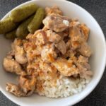 Vykostené kuracie stehná dusené na smotane podávané s ryžou a nakladanými uhorkami