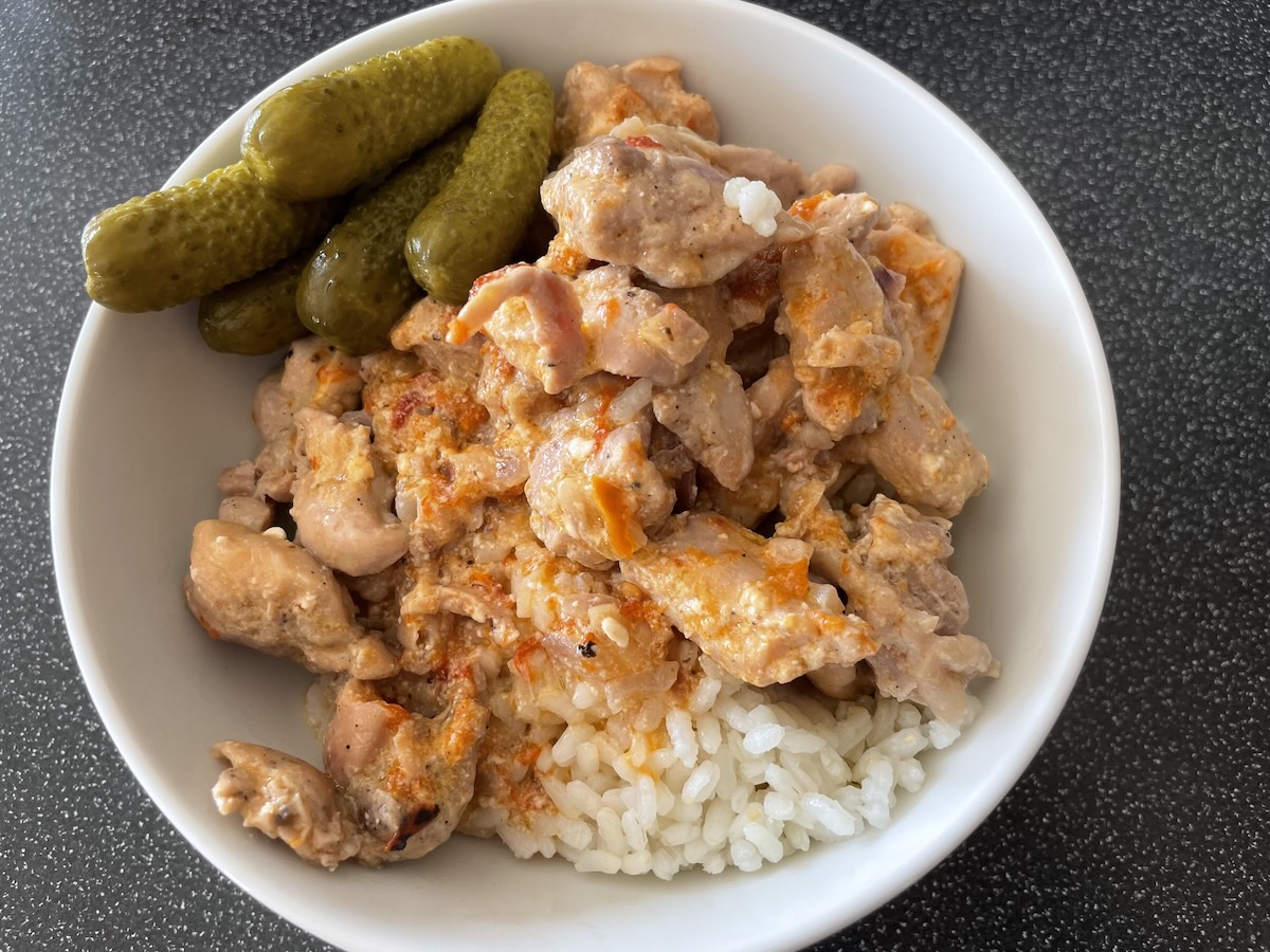 Vykostené kuracie stehná dusené na smotane podávané s ryžou a nakladanými uhorkami