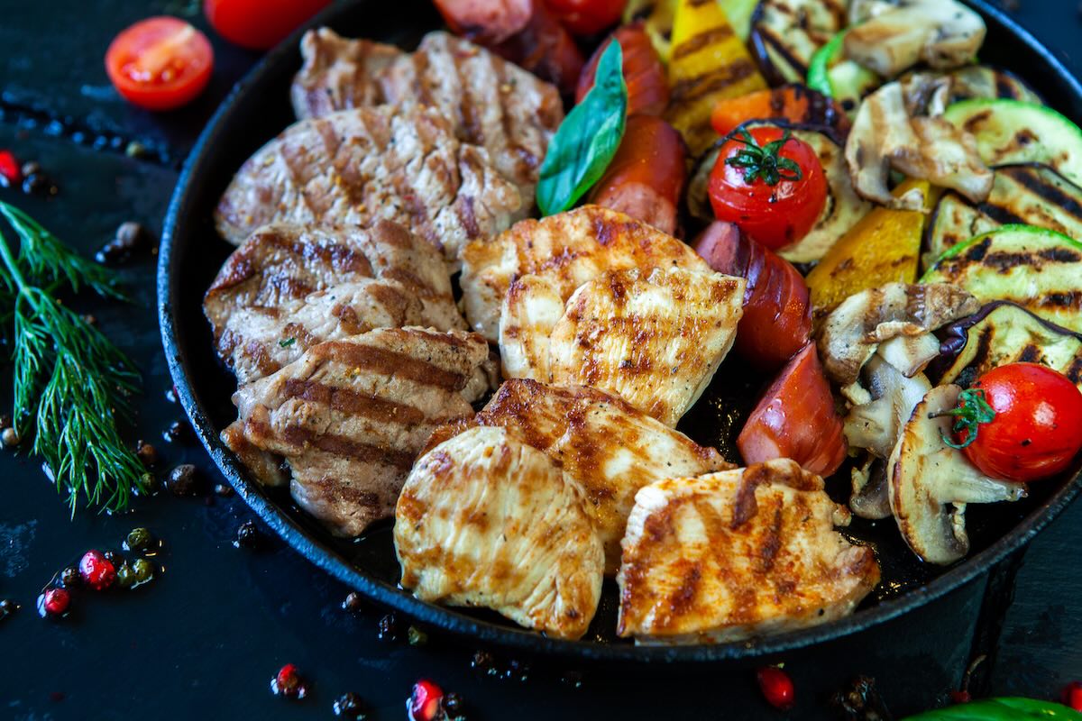 Ako grilovať mäso a zeleninu – steak, kuracie mäso a zelenina na grile