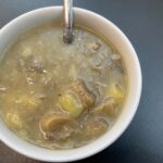 Jednoduchá hlivová polievka v bielej miske