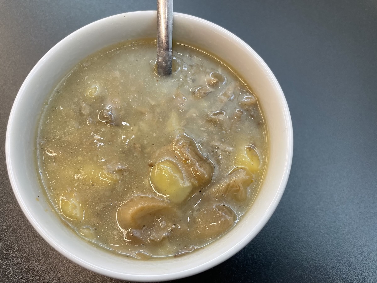 Jednoduchá hlivová polievka v bielej miske