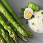 Holandská omáčka k špargli – jednoduchý recept krok za krokom Zelená špargľa s holandskou omáčkou, vajcom natvrdo a petržlenom