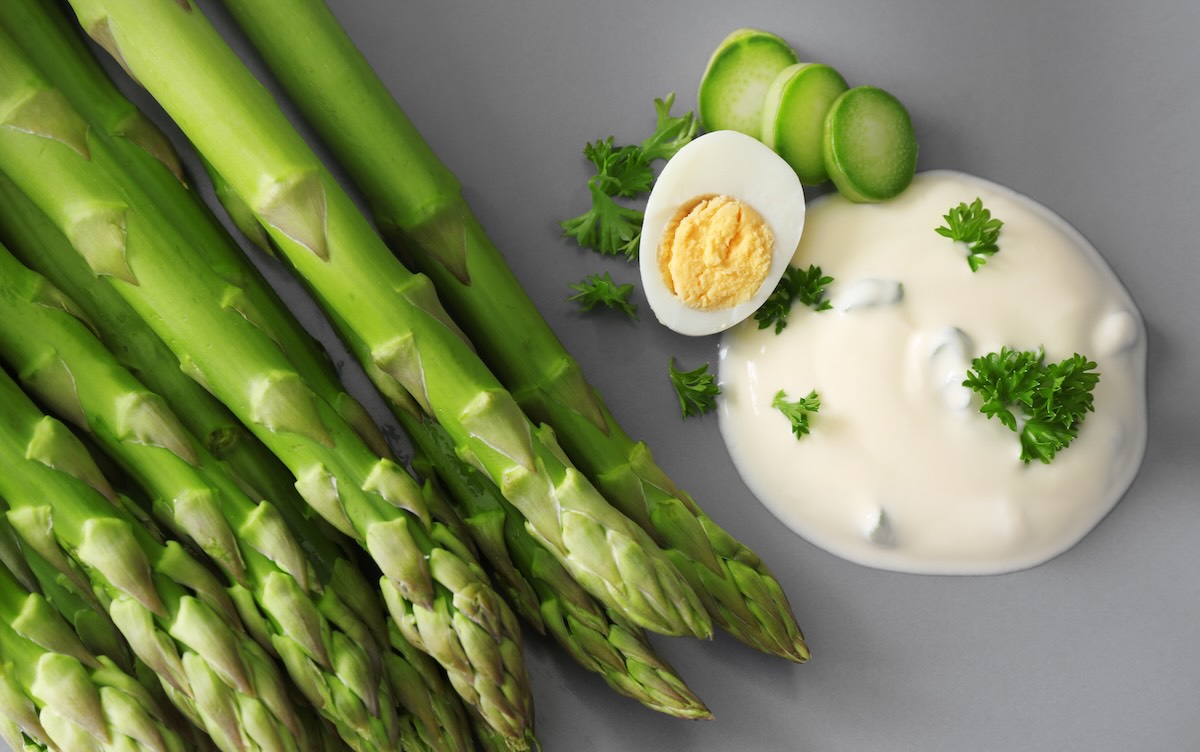 Zelená špargľa s holandskou omáčkou, vajcom natvrdo a petržlenom