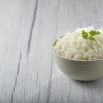 Uvarená jazmínová ryža podávaná ako jednoduchá príloha.