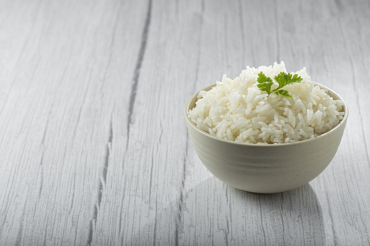 Uvarená jazmínová ryža podávaná ako jednoduchá príloha.