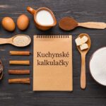Kuchynské kalkulačky – vajcia, múka, maslo, kakao a ďalšie suroviny na drevenom stole