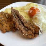 Kurací rezeň v sezame so zemiakovou kašou a kapustovým šalátom na tanieri