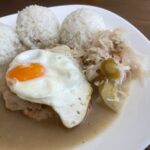 Kurací steak s volským okom s ryžou Kurací steak s volským okom podávaný s ryžou a kyslou kapustou