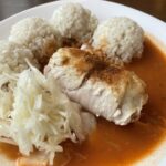 Kurací závitok so šunkou a syrom podávaný s ryžou a kapustovým šalátom