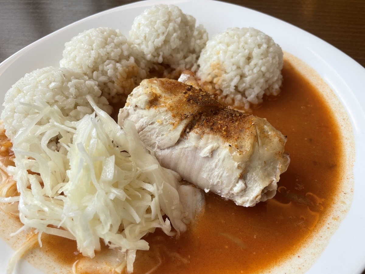 Kurací závitok so šunkou a syrom podávaný s ryžou a kapustovým šalátom