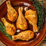 Údené kuracie stehná s rozmarínom a tymianom na hlinenom tanieri