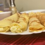 Domáce palacinky plnené tvarohom stočené na bielom tanieri