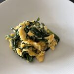 Praženica s medvedím cesnakom na bielom tanieri