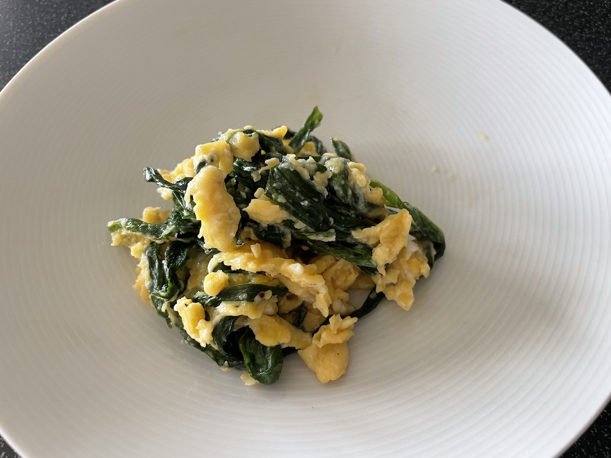 Praženica s medvedím cesnakom na bielom tanieri