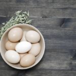 Vajcia v miske ako ilustračná fotka k článku o tom, prečo sa vajcia po uvarení zle šúpu