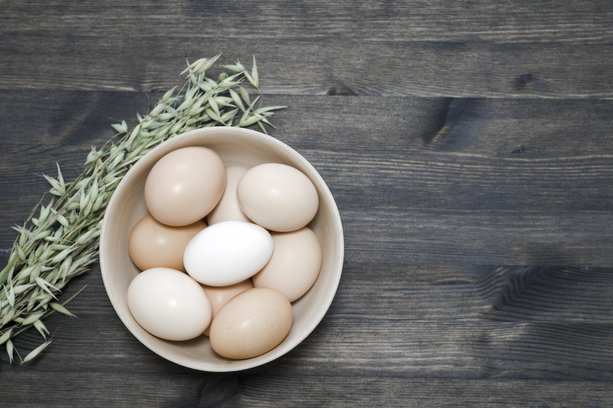 Vajcia v miske ako ilustračná fotka k článku o tom, prečo sa vajcia po uvarení zle šúpu