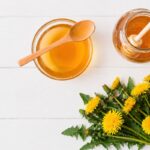 Domáci púpavový med pripravený z púpavových kvetov.