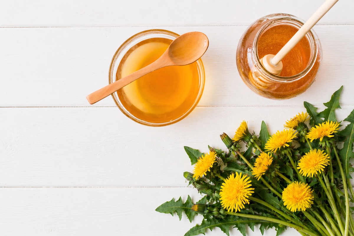 Domáci púpavový med pripravený z púpavových kvetov.