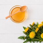 Púpavový sirup: jednoduchý domáci recept Domáci púpavový sirup s púpavami na svetlom podklade.