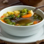 Klasická minestrone polievka plná zeleniny Rýchla minestrone polievka s čerstvou zeleninou v miske
