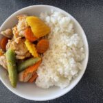 Rýchle vykostené kuracie stehná so zeleninou a ryžou v bielej miske