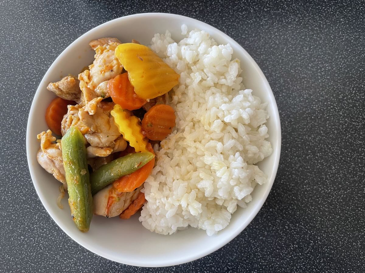 Rýchle vykostené kuracie stehná so zeleninou a ryžou v bielej miske