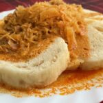 Rýchly segedínsky guláš z tlakového hrnca podávaný s knedľou na bielom tanieri