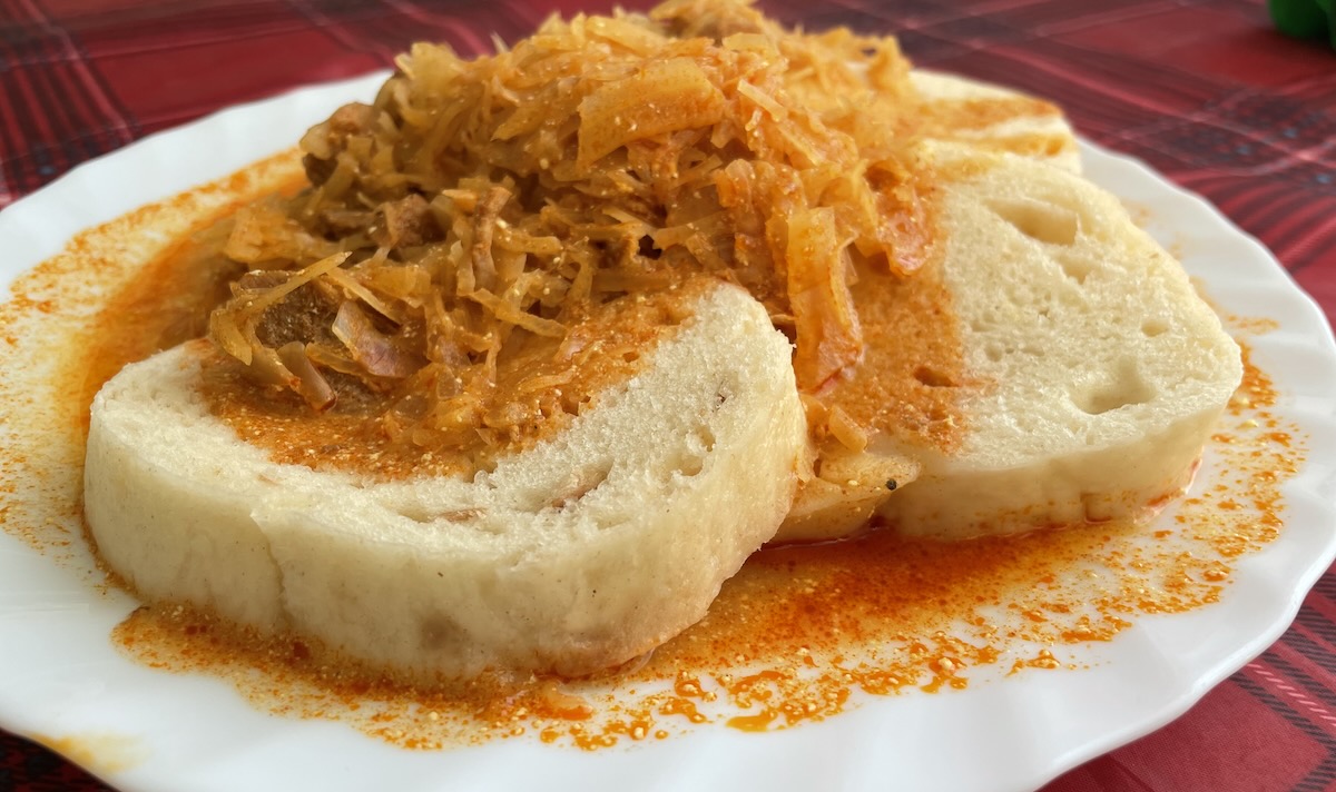 Rýchly segedínsky guláš z tlakového hrnca podávaný s knedľou na bielom tanieri